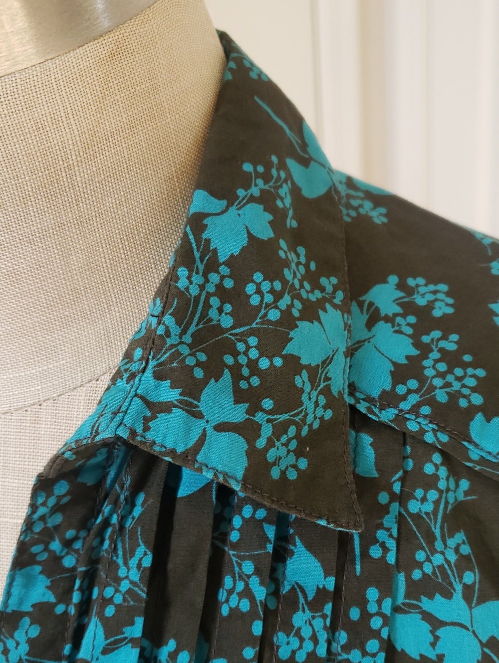 Eddie Bauer Teal Charcoal Floral Pintuck Button‑Down Shirt | Size Medium - Picture 8 of 16